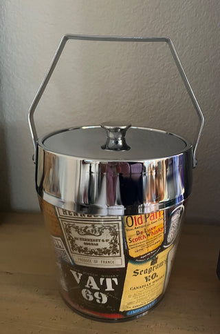 VINTAGE MID CENTURY MODERN ICE BUCKET W/CLASSIC LIQUOR LABELS METAL & PLASTIC VERY GOOD CONDITION SOME WEAR DUE TO AGE (KJS) RCD|127706