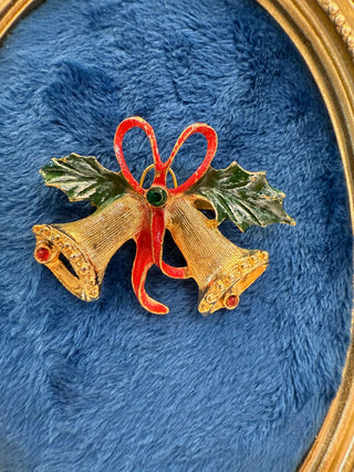 VTG CHRISTMAS BELLS W/GREEN & RED ENAMEL & RHINESTONES BROOCH PIN|140233