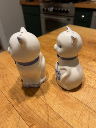 JP 4.5” Ceramic Kittens Salt & Pepper Shakers w/Floral Blue