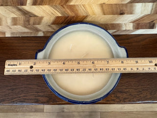 CANDLE IN BLUE&GREY CROCK SCENT ALMOND MACARON