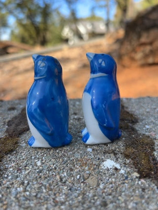 KW pair of vintage ceramic penguin salt and pepper shakers