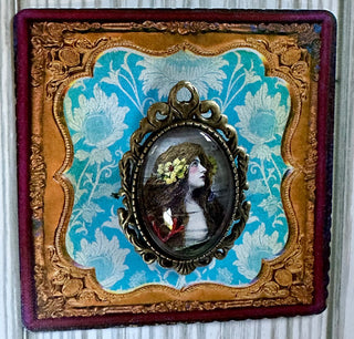 Vintage Style Brooch: Ophelia w/Goldtone Bezel  RCD|117042