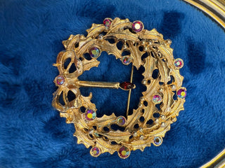 VTS 60S Gold Tone Christmas Pin Red And Green Wreath with Bell Center 1 3/4"|140262