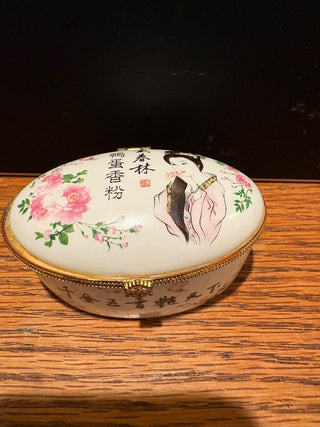Vtg. chinese Trinket box by Dai Chun Lin, porcelain