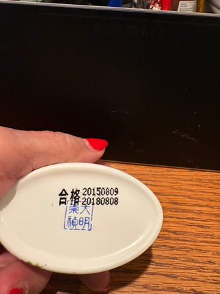 Vtg. chinese Trinket box by Dai Chun Lin, porcelain