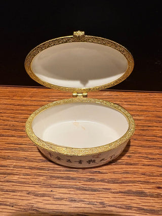 Vtg. chinese Trinket box by Dai Chun Lin, porcelain