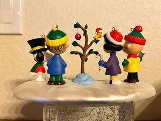 Vintage Peanuts Christmas Display with 4 full size ornaments RSV|132487