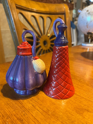 Red Hat Society S & P Shakers (set of 2) (AS IS, red one is chipped on the bottom. not noticeable when upright) RSV|101683