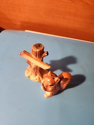 VNT japanese squirrel and tree stump, salt and pepper