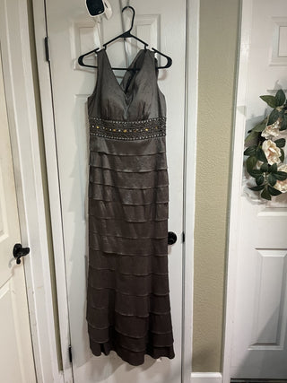 New w/o Tags Women's Formal Taupe/Pewter Colored Beaded Bandage Dress with Jacket Size 8  RCD|119458
