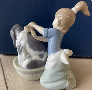 #62 VV Lladro Girl & Dog Figurine 5455 Bashful Bather MINT Condition W/ Box and orginal paper MTS|62363