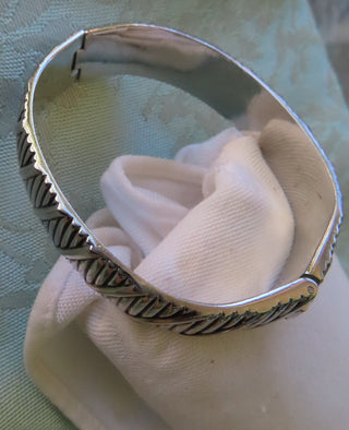 Hinged silver tone bracelet|122528