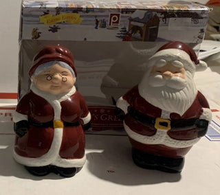 Vintage 2002 Mr. and Mrs. Clause Salt and Pepper shakers #47 VV MTS