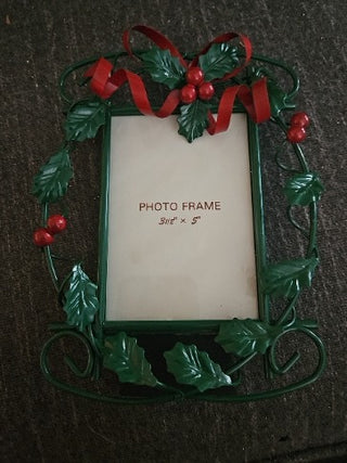 MTS-RM826-Holly Berry Frame