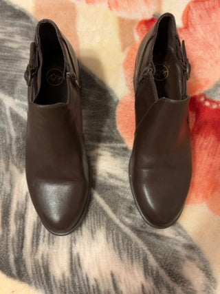 Womens White Mountain Cuisine Bootie Size 9