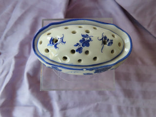 Small blue & white trinket dish w/lid MTS|104523