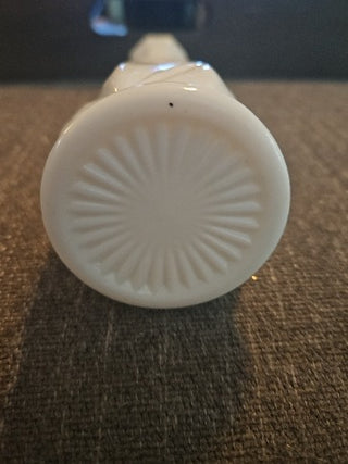 RM826-Milk Glass Vase