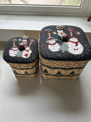 set of two rustic Christmas snowman wicker baskets with fabric-covered lids and a tree motif-RSV|122195
