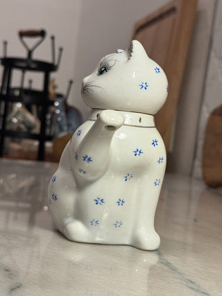 Cat teapot