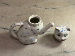 Cat teapot