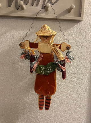 Happy Harvest Girl w/Corn Garland RSV|122250