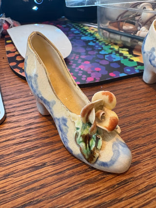 Vtg. Floral Ceramic shoe - lt. blue trim, yellow flower RCD|108218