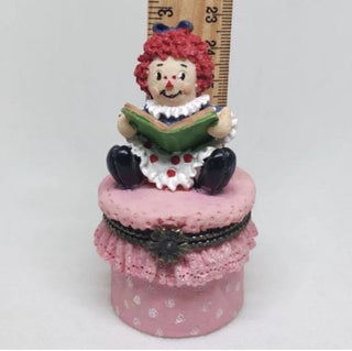 Vintage Resin Raggedy Ann Reading Book Trinket Box Sitting on pink lace ottoman #62 VV MTS|129476