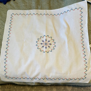 Embroidered Table Topper Vtg RCD|64643
