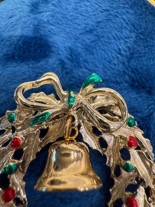 VTS 60S Gold Tone Christmas Pin Red And Green Wreath with Bell Center 1 3/4"|140258