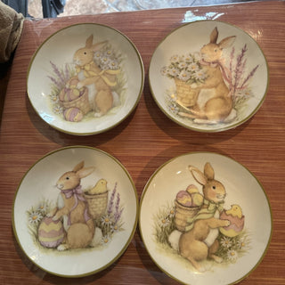 Set of 4  Certified International Susan Winget BunnyTales Easter Bunny Rabbit Plate egg back pack VV MTS