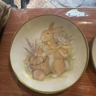 Set of 4  Certified International Susan Winget BunnyTales Easter Bunny Rabbit Plate egg back pack VV MTS