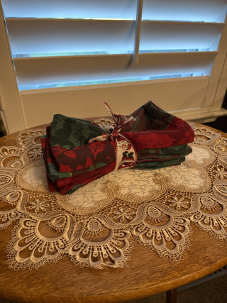 Vintage Red, Green with Gold thread Christmas Cloth Napkins SZ 17 x 17 Set of 4 -RCD|122371