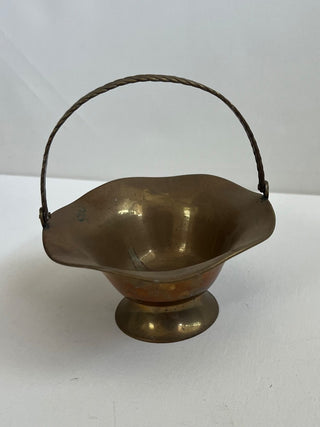 Vintage brass ruffled basket RSV|86776