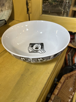 12F Disney Mickey Mouse and Goofy Grid 9.5” Ceramic Serving Bowl NWT Salad - Pasta MTS|70843