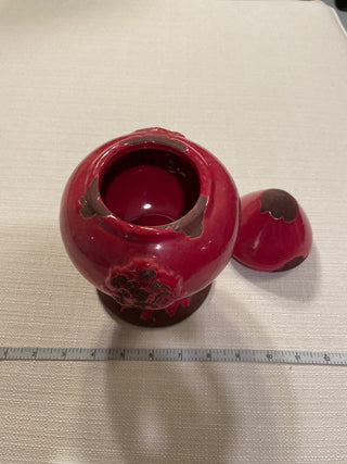 Red decorative jar with lid RSV