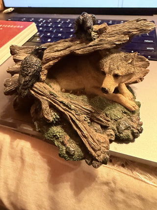 Living Stone, Inc. Gray Wolf Hiding in Log with Ravens, 1998 Made in USA #62 VV MTS