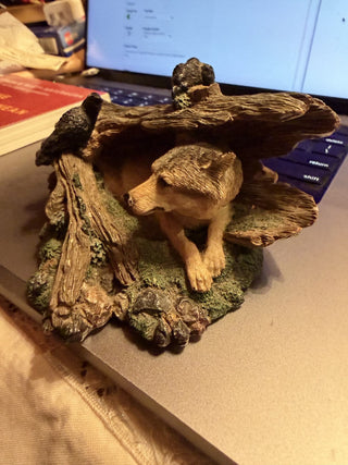Living Stone, Inc. Gray Wolf Hiding in Log with Ravens, 1998 Made in USA #62 VV MTS