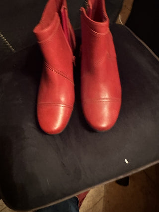 New W/O box Clarks Emily Calle Red Booties size 9.5 #62 VV MTS