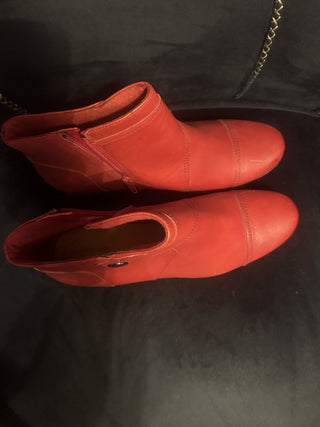 New W/O box Clarks Emily Calle Red Booties size 9.5 #62 VV MTS