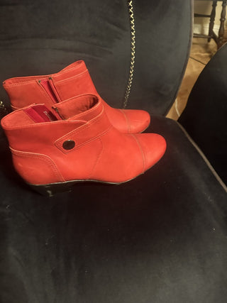 New W/O box Clarks Emily Calle Red Booties size 9.5 #62 VV MTS