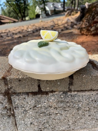 Vintage 1990’s ceramic lemon meringue pie keeper