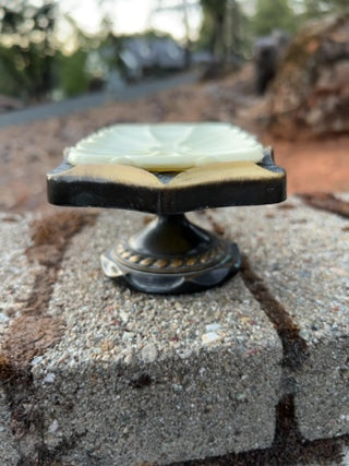 VINTAGE AMEROCK CARRIAGE HOUSE PEDESTAL SOAP DISH