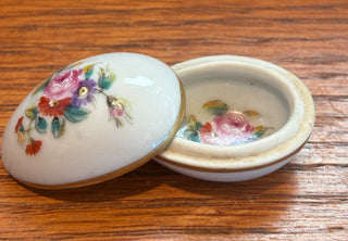 Limoges France White & Gold Floral Bouquet Porcelain Trinket Box 2.5"