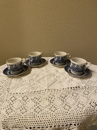 Vtg Churchill "Blue Willow" teacup/saucer set (4)