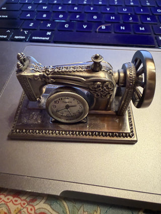 Timex Waterbury collection Mini Sewing Machine Desk Clock #62 VV MTS