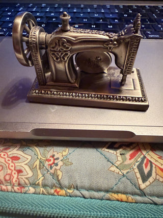 Timex Waterbury collection Mini Sewing Machine Desk Clock #62 VV MTS