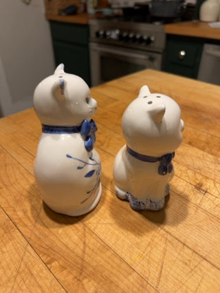 JP 4.5” Ceramic Kittens Salt & Pepper Shakers w/Floral Blue