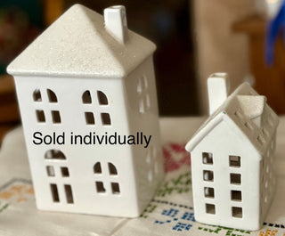 tall white house NO light Snowy roof. 2"roof  w/chimney|134526