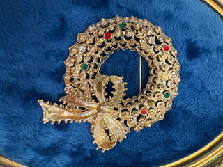 AVANTE Rhinestone Gold Tone Christmas Wreath Bow Holiday Brooch Pin Vtg Signed|140265