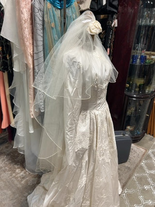 Vintage bridal veil with headpiece